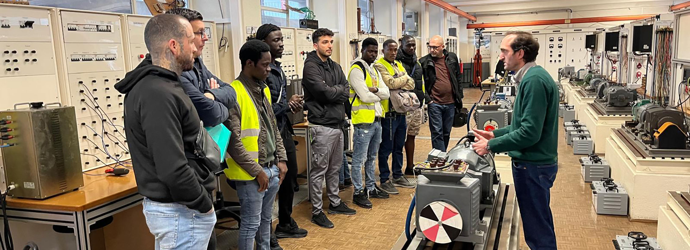 Visita do CENFIC ao Laboratório de Máquinas Elétricas do DEEEA 